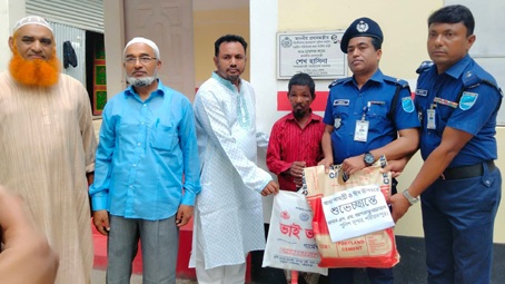 পুলিশ সুপারের খাদ্য সহায়তা ও ঈদ উপহার নিয়ে হাজির হলেন ডামুড্যার ওসি