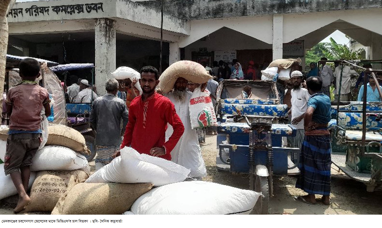 ভেদরগঞ্জের চরসেনসাস জেলেদের মাঝে ভিজিএফ’র চাল বিতরণ