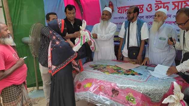 নড়িয়ার মোক্তারেরচরে ঈদ সামগ্রী বিতরণ