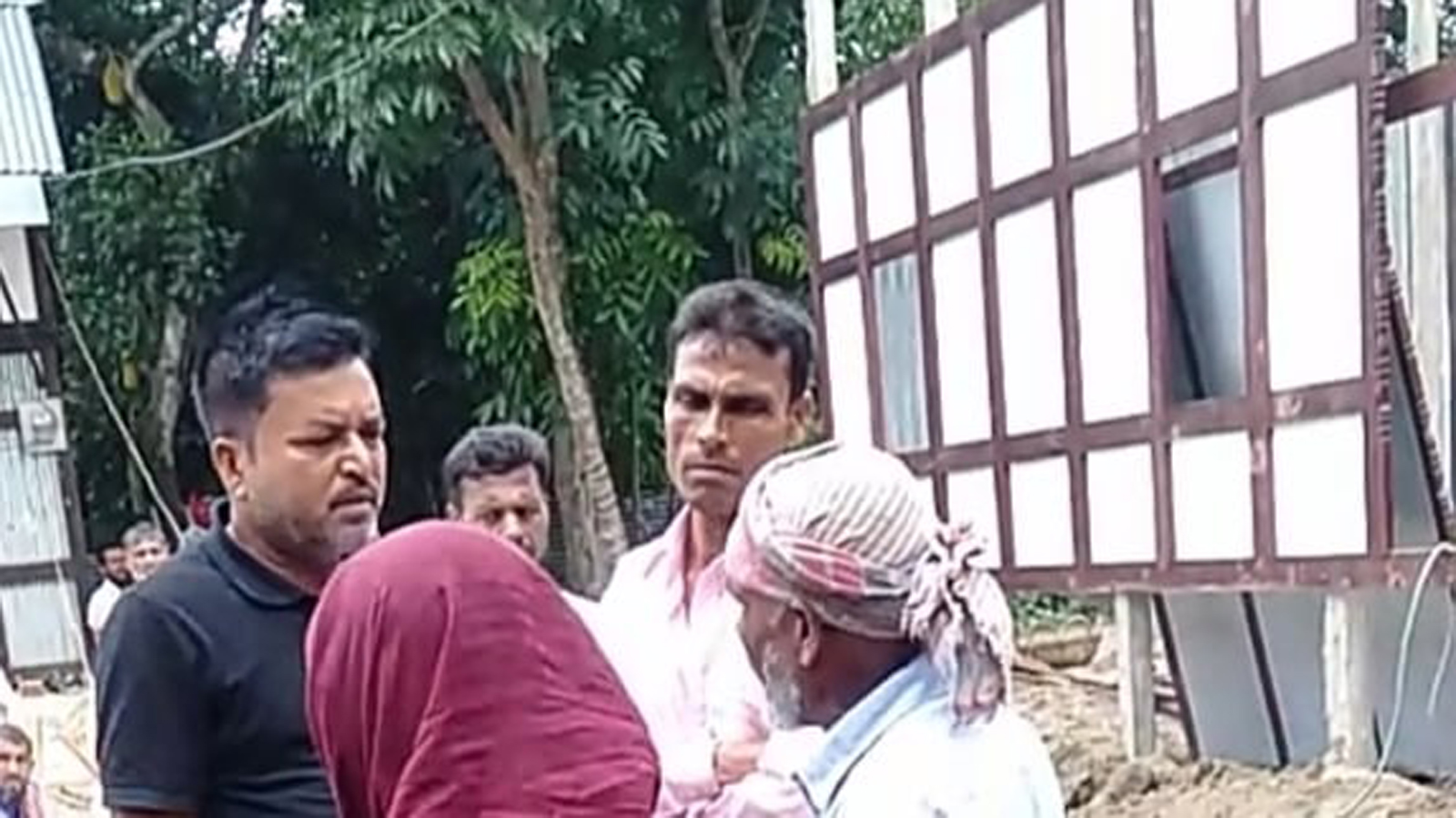 মানিক সরকার নিজ বসত বাড়িতে ঘর তোলায় প্রানাশের হুমকি