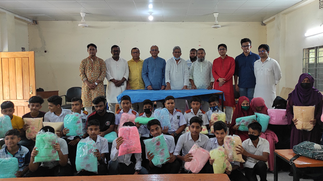 আংগারিয়া হাই স্কুল অ্যালামনাই অ্যাসোসিয়েশন কর্তৃক শিক্ষার্থীদের মাঝে মশারি বিতরণ