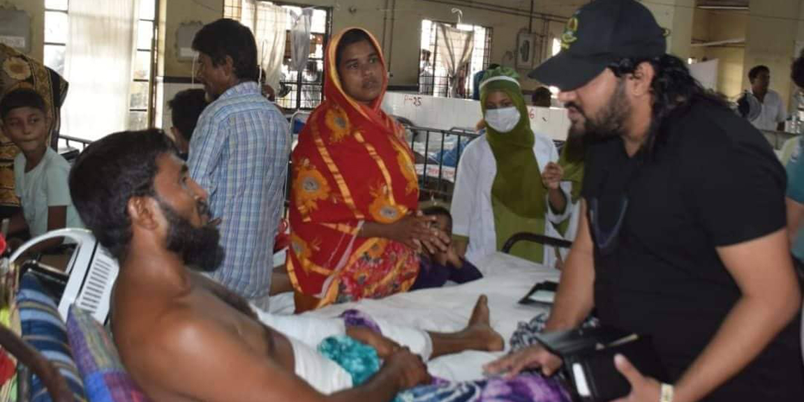 সীতাকুণ্ডে বিস্ফোরণে আহতদের দেখতে আসে সংগীত শিল্পী ফারদিন