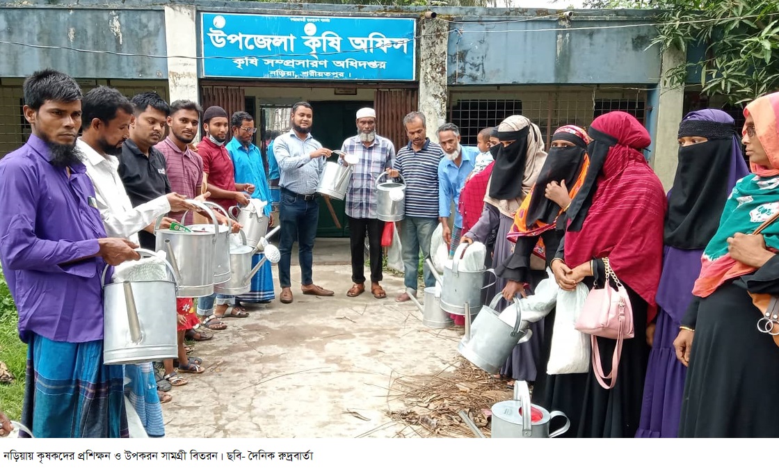 কৃষকদের প্রশিক্ষন ও উপকরন সামগ্রী বিতরণ