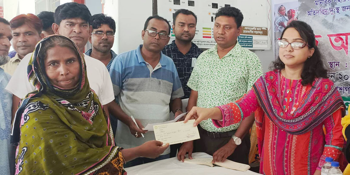 দুঃস্থ পরিবারের মাঝে ১৩ লক্ষ্য টাকার চেক বিতরন