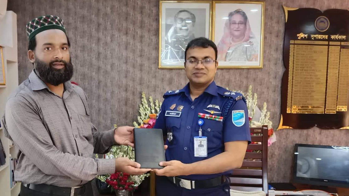ইসলামিক ফাউন্ডেশনের পক্ষ থেকে শরীয়তপুরের নবাগত পুলিশ সুপাকে কোরআনুল কারীম উপহার