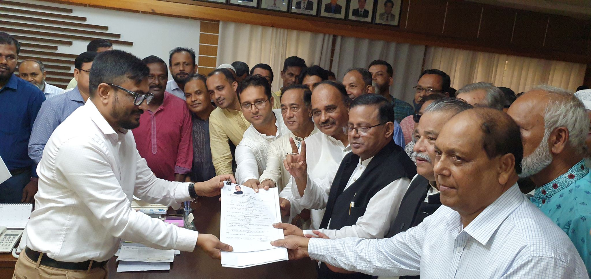 জেলা পরিষদ নির্বাচন: চেয়ারম্যান পদে খোকা সিকদারের মনোনয়নপত্র দাখিল