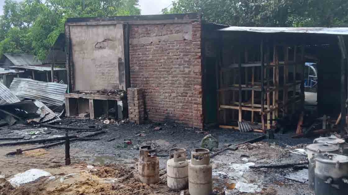 গোডাউনসহ তিনটি প্রতিষ্ঠানে আগুনে পুড়ে প্রায় ২০’লক্ষ টাকার ক্ষয়ক্ষতি