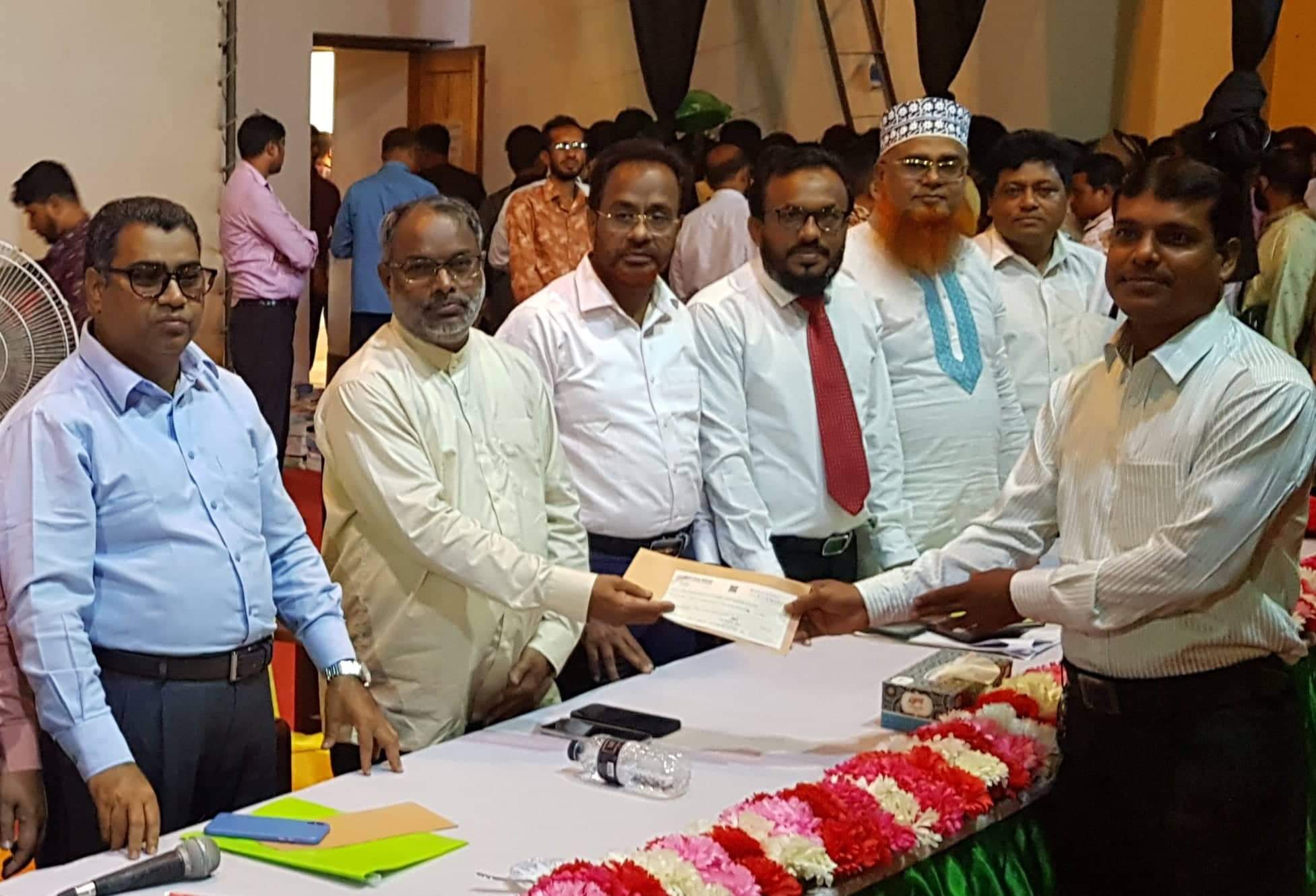 পপুলার লাইফ ইন্স্যুরেন্স কোঃ লিঃ সাতক্ষীরায় বীমা দাবির চেক হস্তান্তর