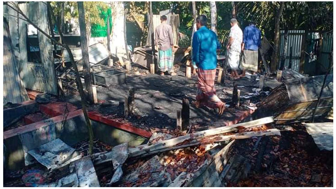 গভীর রাতে দুষ্কৃতকারীর দেয়া আগুনে জাজিরায় পুড়লো ৮টি ঘর