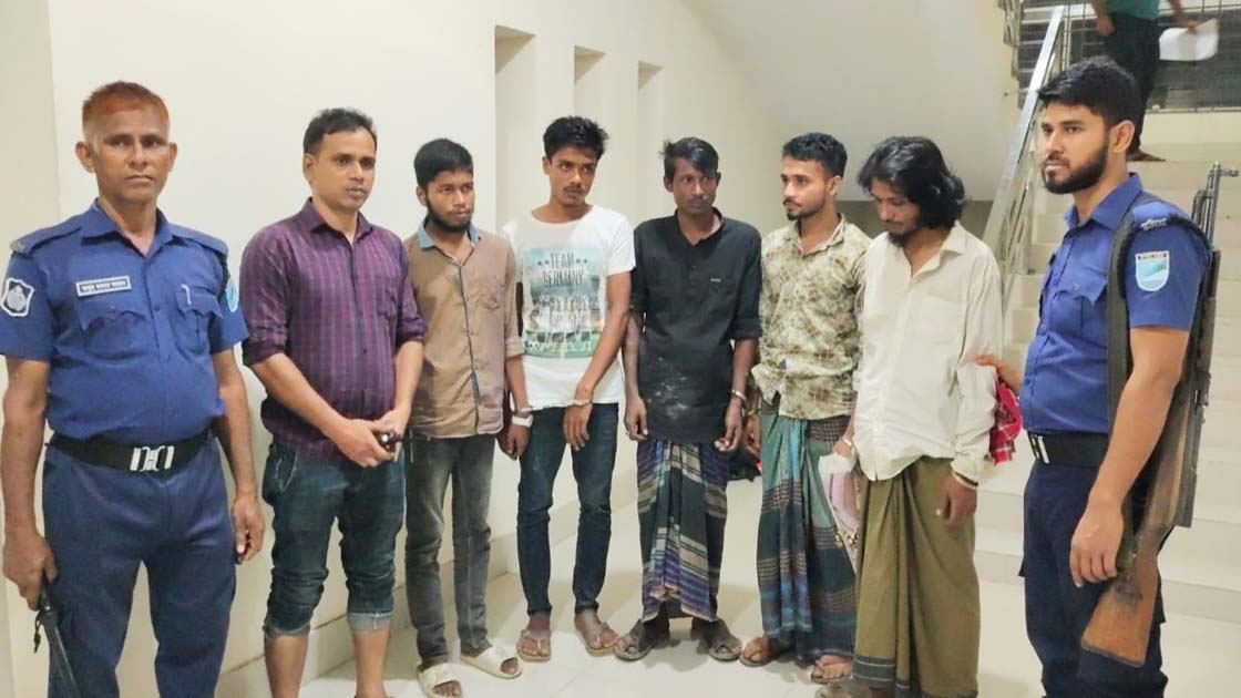 গাঁজাসহ ৫ জনকে আটক করেছে গোসাইরহাট পুলিশ