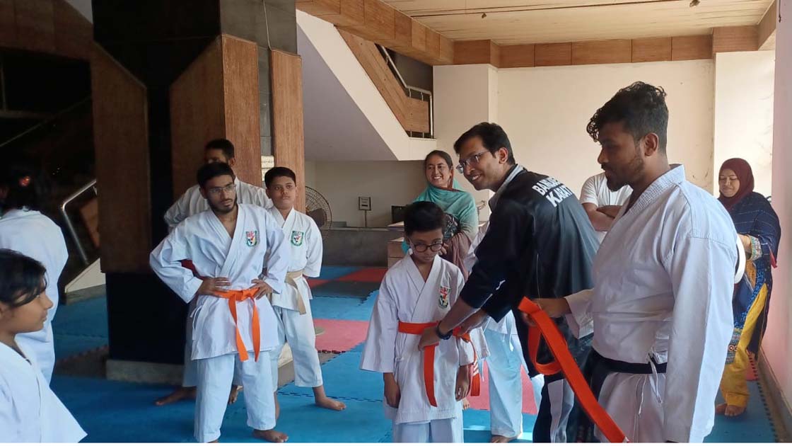 সিতোরিউ দো কারাতে ২৩ জন উত্তীর্ণ শিক্ষার্থীদেরকে বেল্ট বিতরণ