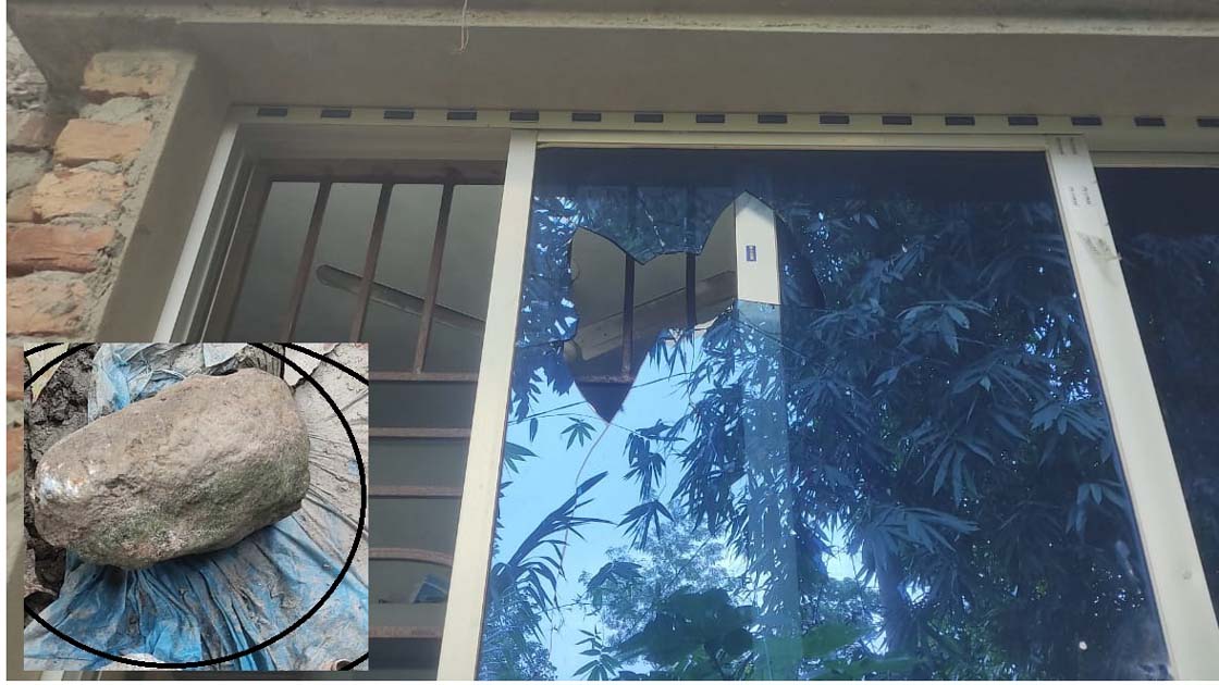আওয়ামী লীগ নেতার ঘরে পাথর নিক্ষেপ বখাটেদের, থানায় অভিযোগ