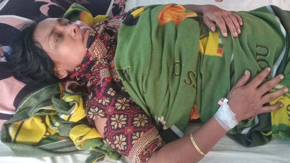 চাচা শশুরের মারধরের শিকার হয়ে প্রবাসী স্ত্রী হাসপাতালে