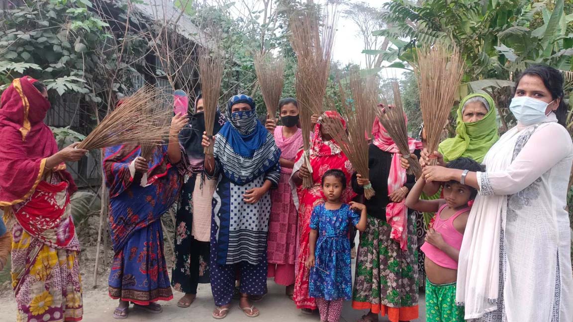 জালিয়াতি করে জমি আত্মসাতের অভিযোগে এলাকাবাসীর ঝাড়ু মিছিল