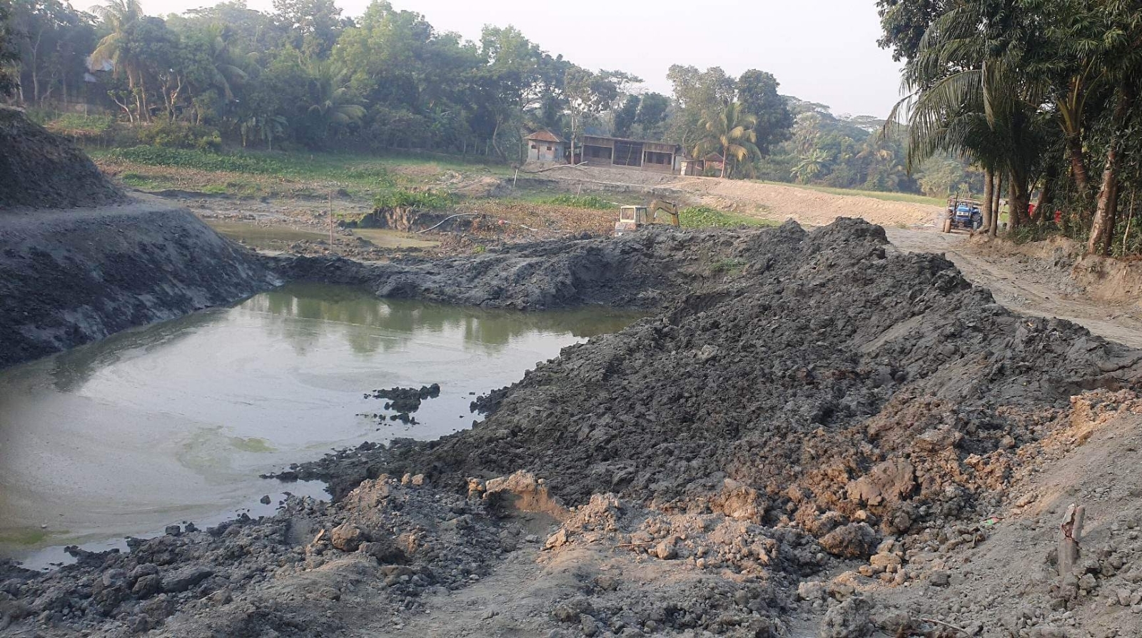 জোড়পূর্বক ভেকুর সাহায্যে প্রবাসীর জমি খনন ও মাটি বিক্রি 