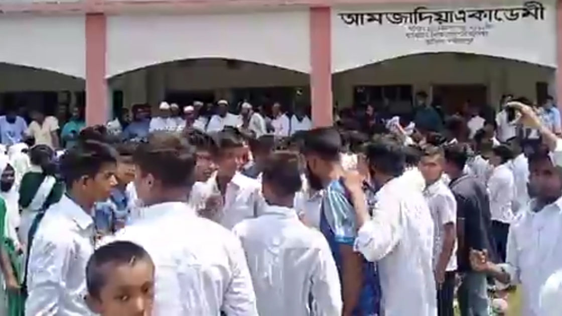 স্কুলছাত্রীকে শ্লীলতাহানি, প্রতিবাদে শরীয়তপুর পদ্মা সেতু দক্ষিণ থানা ঘেরাও!