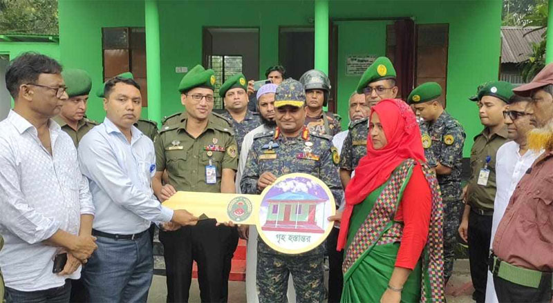 শরীয়তপুরে আনসার ও গ্রাম প্রতিরক্ষা বাহিনীর উপহারের ঘর পেলেন ৮ অসহায় সদস্য