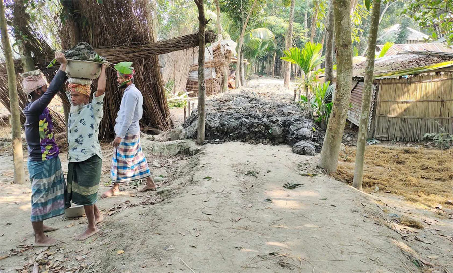 গোসাইরহাটে অতিদরিদ্রদের কর্মসূচি নিয়ে অনিয়ম: