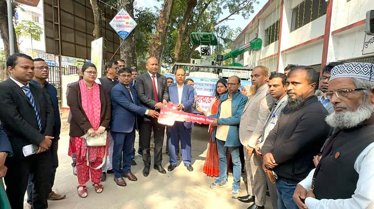 শরীয়তপুরে কৃষকদের মাঝে কম্বাইন্ড হারভেস্টার বিতরণ