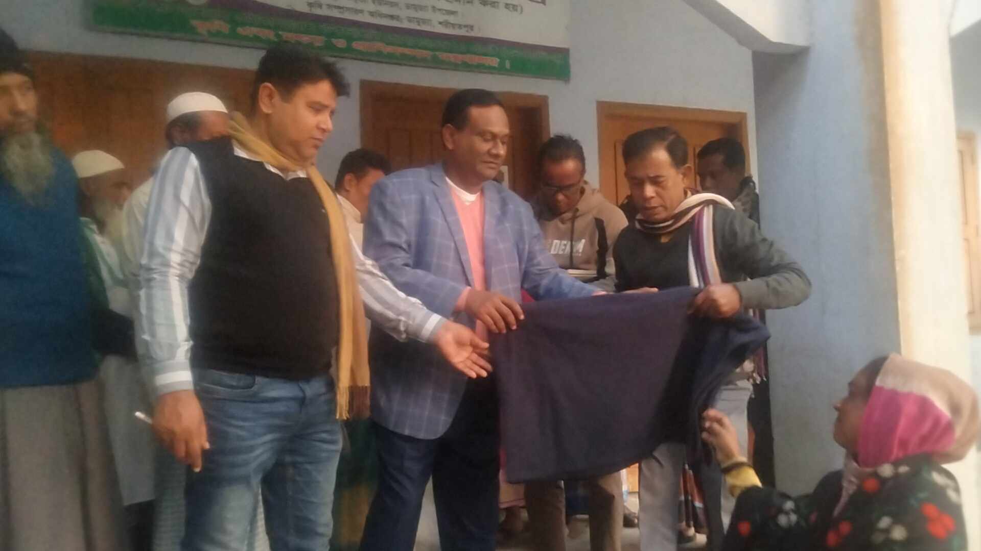 ডামুড্যায় রশিদ গোলন্দাজ এর নিজস্ব অর্থায়নে কম্বল বিতরণ 