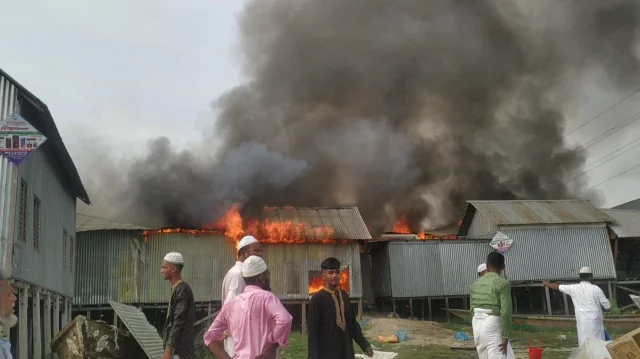ঈদের দিন সকালে জাজিরায় অগ্নিকাণ্ডে ৩০ দোকান পুড়ে ছাই