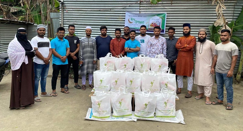 শরীয়তপুরে ৩০০ পরিবারকে ঈদ উপহার বিতরণ করলো ‘স্বপ্নযাত্রা ফাউন্ডেশন’