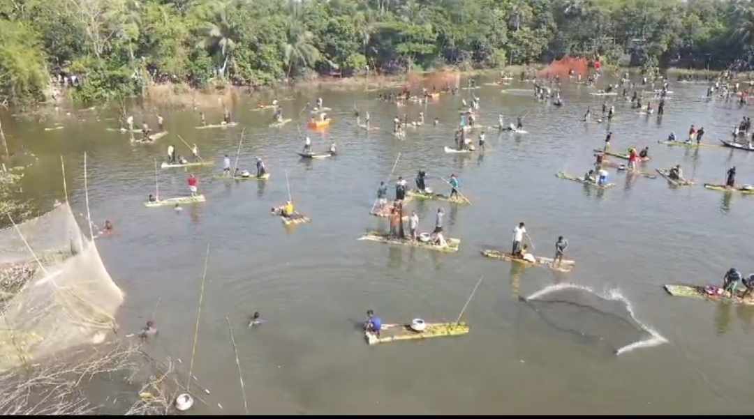 ডামুড্যার ঐতিহ্যবাহী দীঘিতে দিনব্যাপী  মাছ ধরার উৎসব