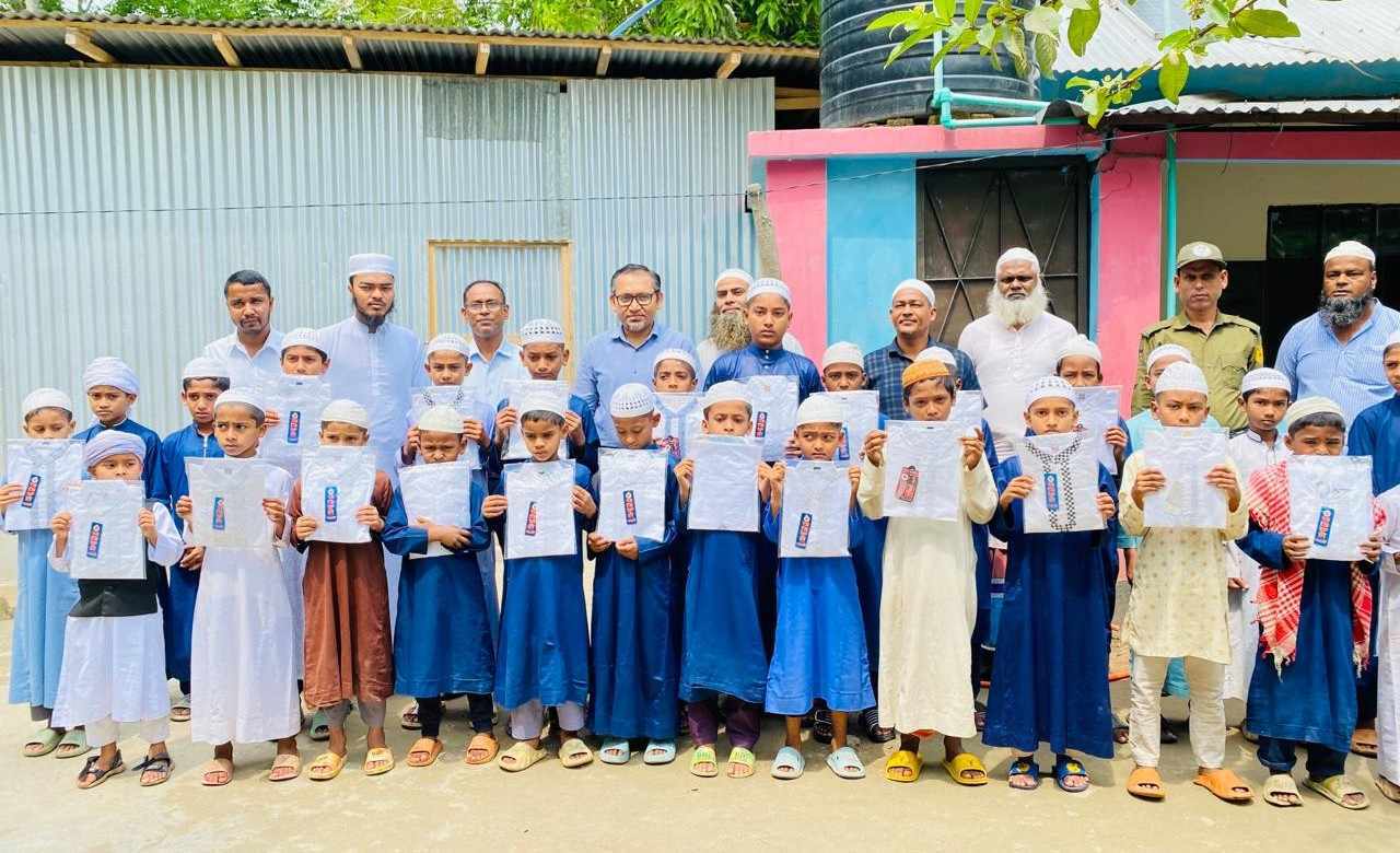 গোসাইরহাট এতিম শিশুদের মাঝে ঈদ উপহার বিতরণ করলেন ইউএনও