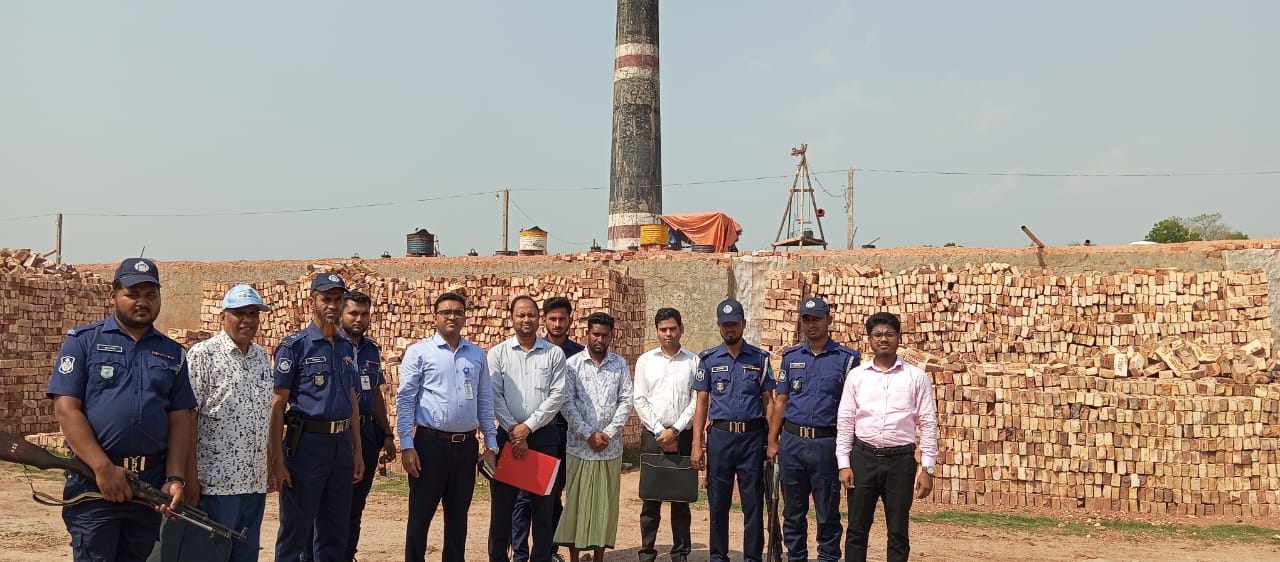 আইন লঙ্ঘনের দায়ে শরীয়তপুর ইটভাটায় ৩ লাখ টাকা জরিমানা