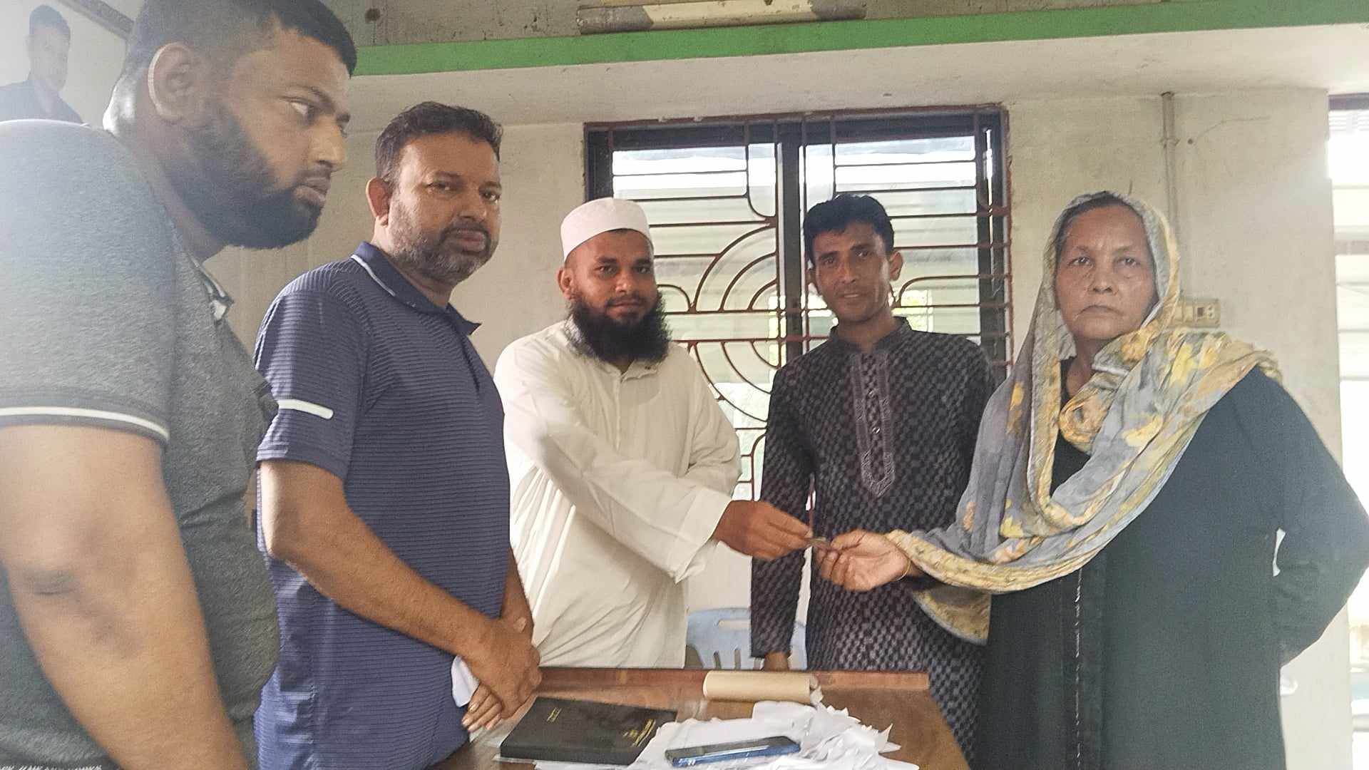 শরীয়তপুর পাইলট মোড়ে যাকাতের অর্থ বিতরণ