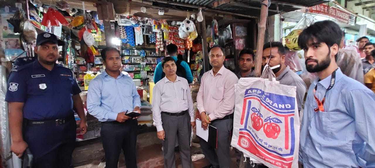 শরীয়তপুর অবৈধ পলিথিন রাখার দায়ে ভ্রামমান আদালতে জরিমানা 
