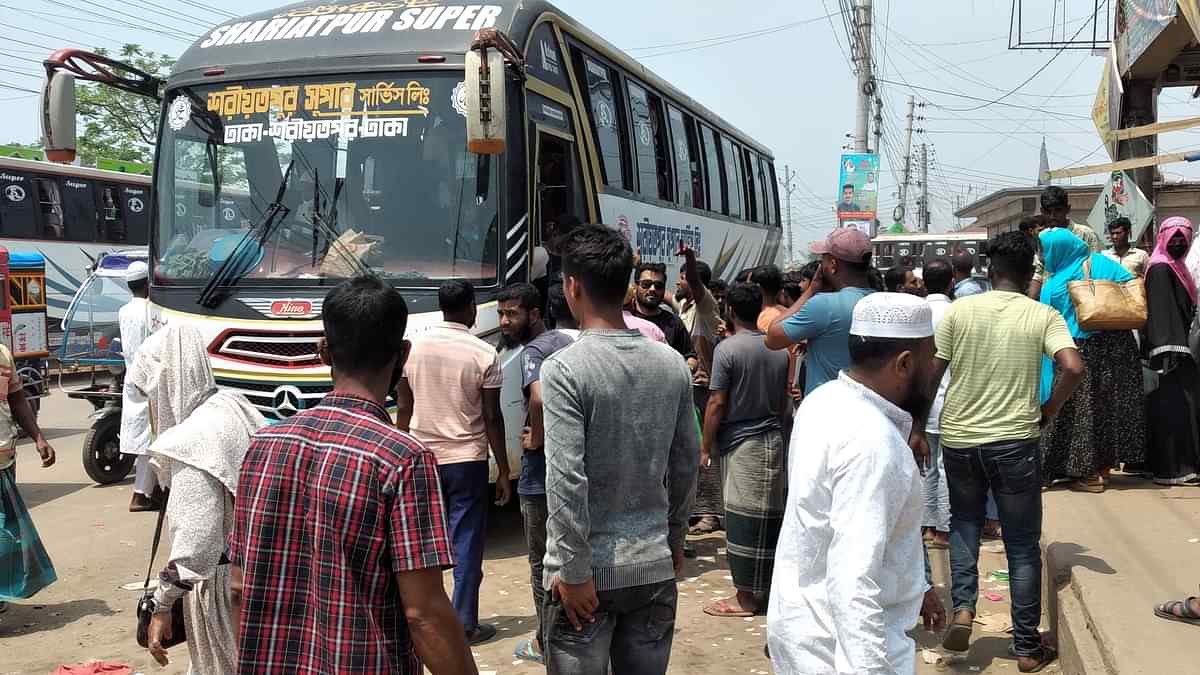 ঈদের ভিড়ে শরীয়তপুর-ঢাকা রুটে বাসের ভাড়া দ্বিগুণ!