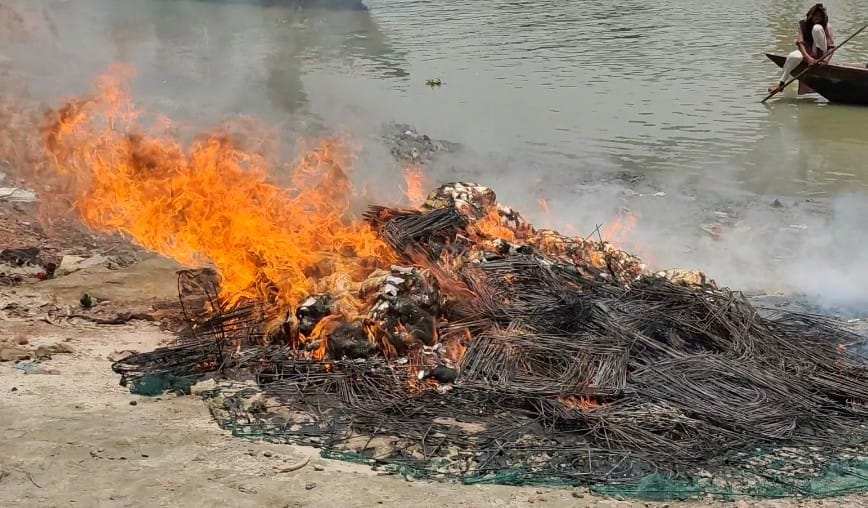 গোসাইরহাটে ১০ লাখ টাকার অবৈধ কারেন্ট জাল পুড়িয়ে দিল মৎস্য বিভাগ