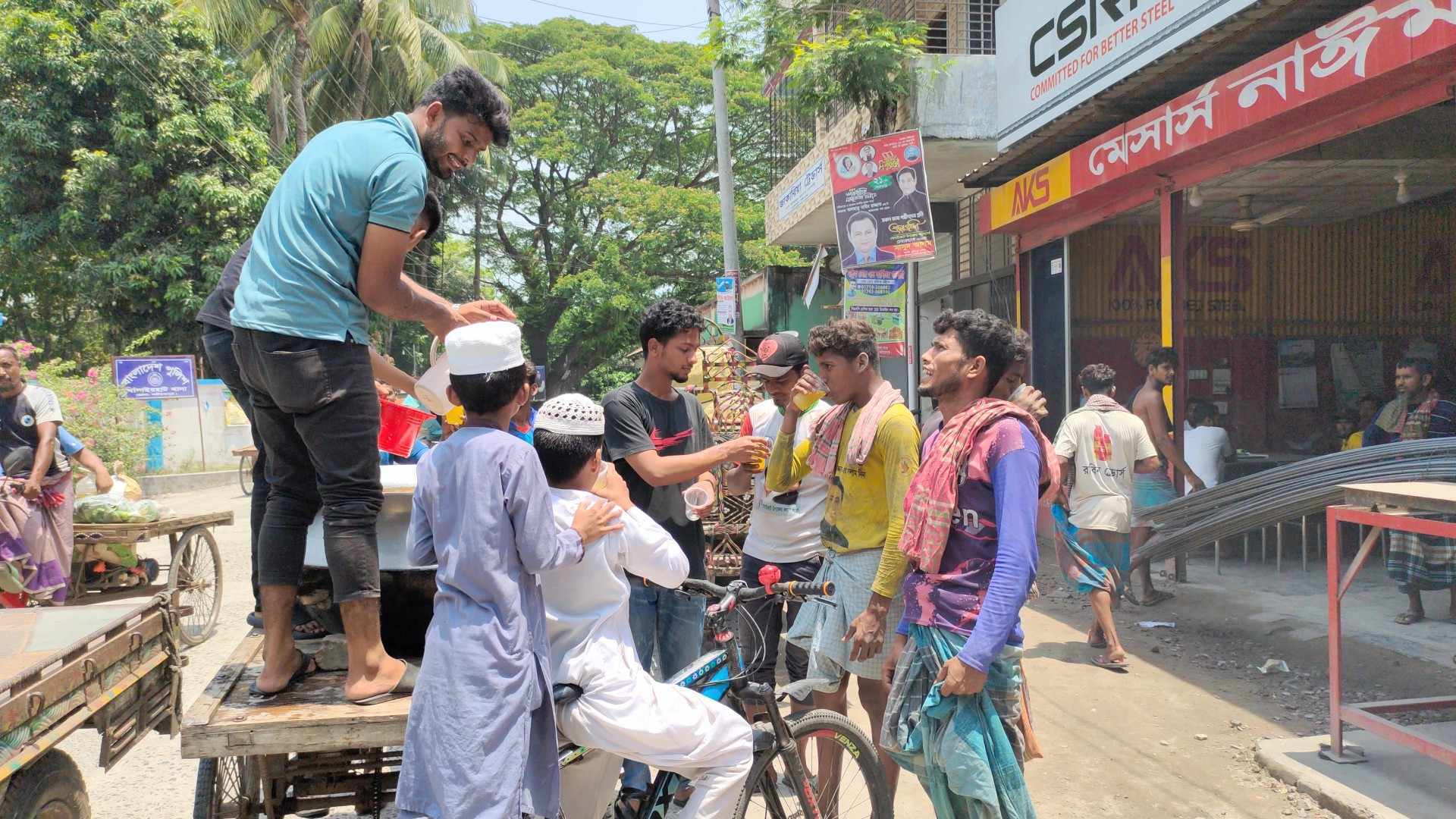 গোসাইরহাট তীব্র তাপদাহে ক্লান্ত মানুষকে ঠান্ডা শরবত পান করাত কিছু যুবক