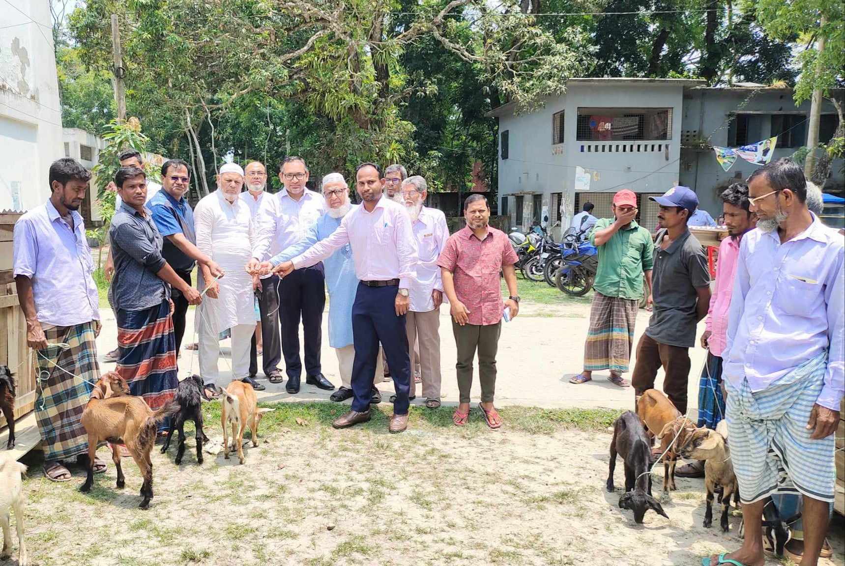 গোসাইরহাটে বিকল্প কর্মসংস্থান সৃষ্টির লক্ষ্যে জেলেদের মাঝে ছাগল বিতরণ