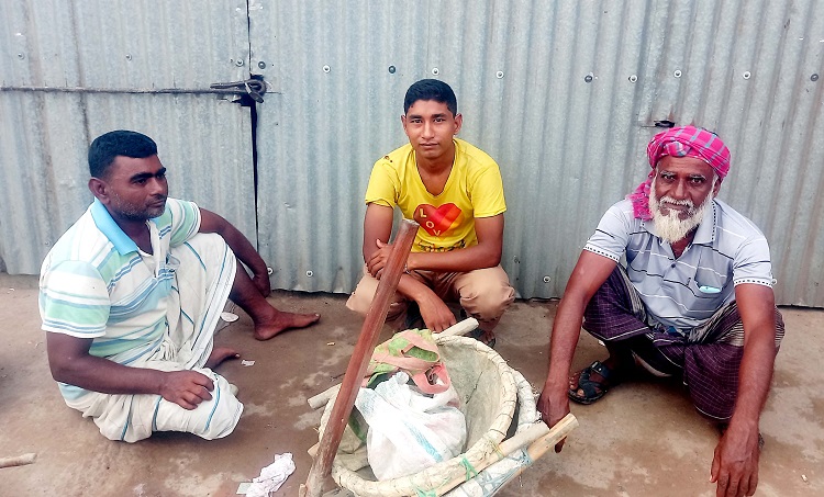 জাজিরার যে হাটে বিক্রি হয় শ্রমিক