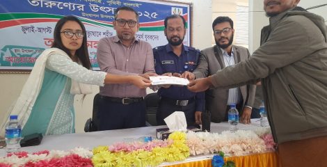 গোসাইরহাট তারুণ্য উৎসবে আহত ছাত্র-জনতার মাঝে চেক বিতরণ