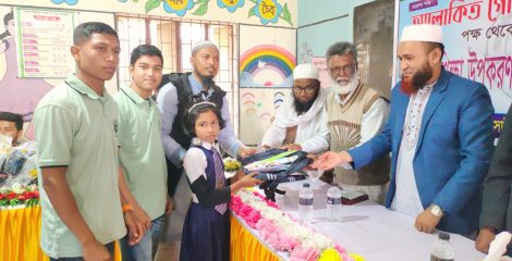 আলোকিত গোসাইরহাট ফাউন্ডেশনের পক্ষ থেকে শিক্ষার্থীদের শিক্ষা উপকরণ বিতরণ