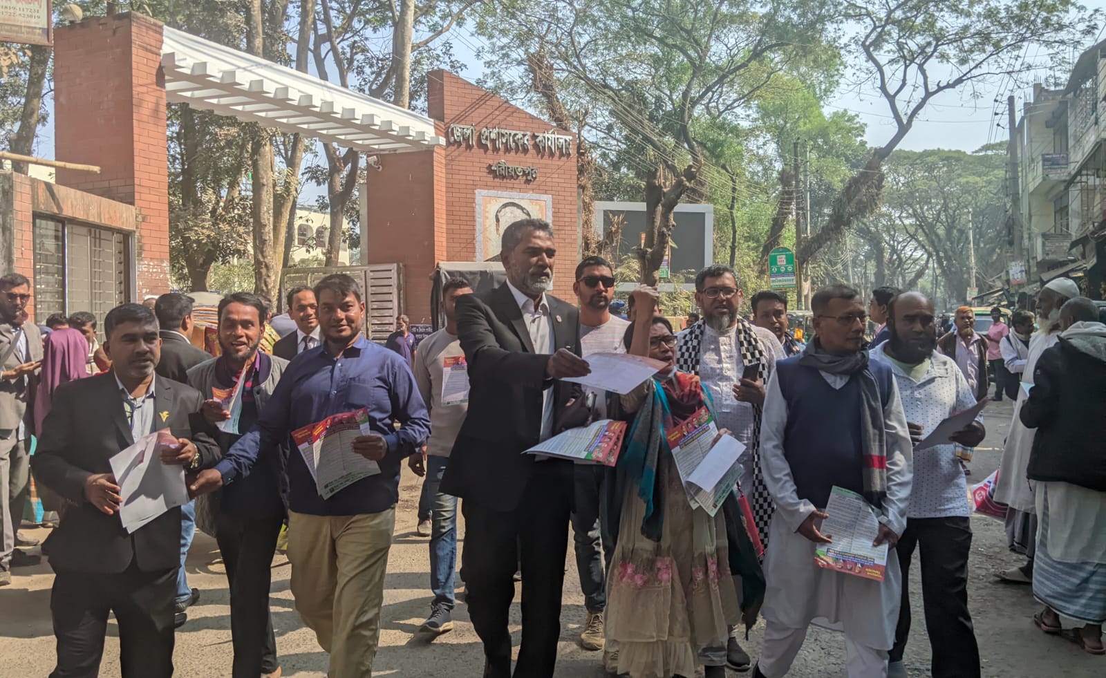 রাষ্ট্র কাঠামো মেরামতের ৩১ দফা’র পক্ষে শরীয়তপুর জেলা শহরে জিয়া মঞ্চের লিফলেট বিতরণ