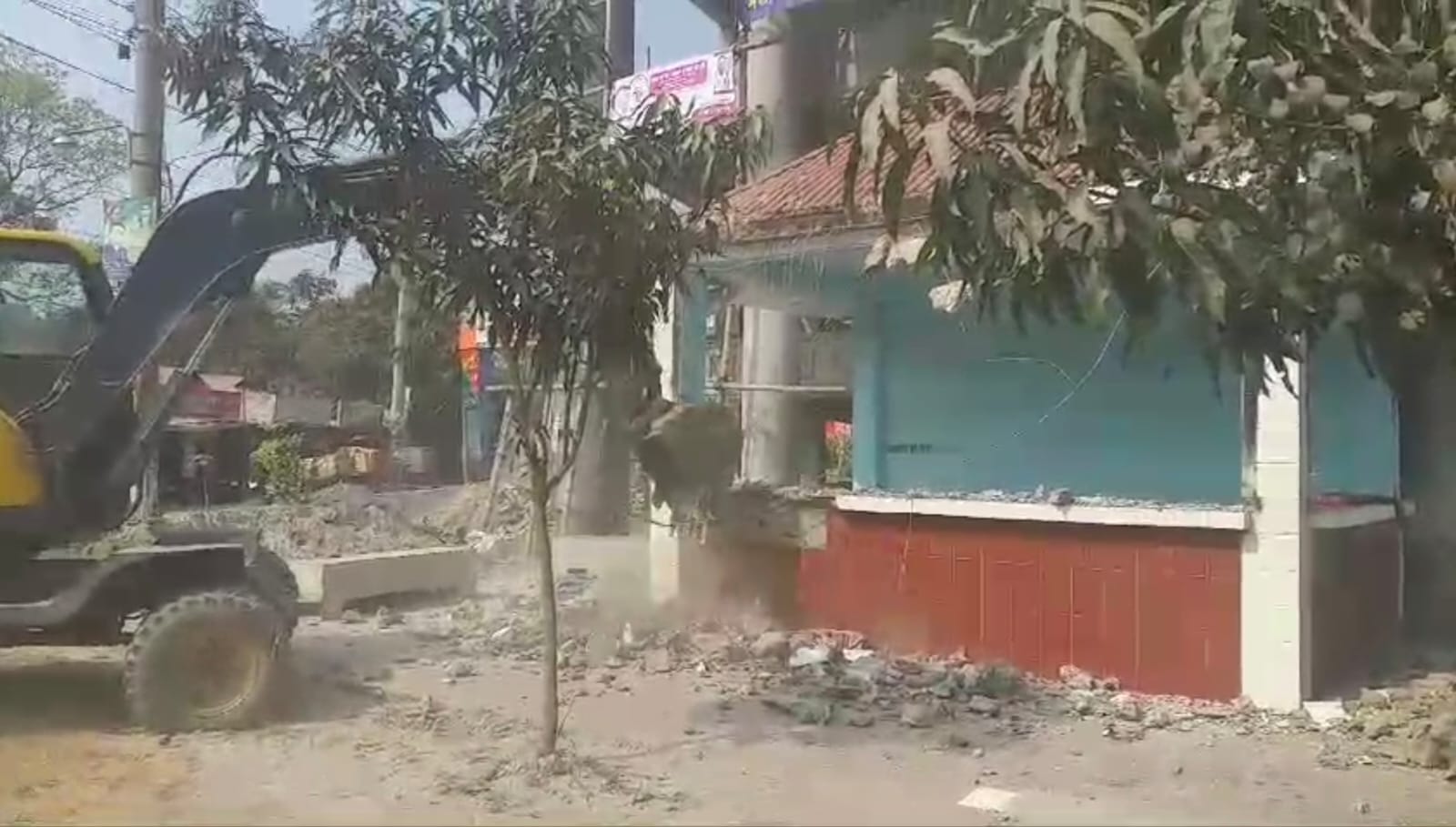 শরীয়তপুর কিংডম পার্কিং প্রাচীর ভেঙ্গে অবৈধ দখল উচ্ছেদ করেছে জেলা পরিষদ