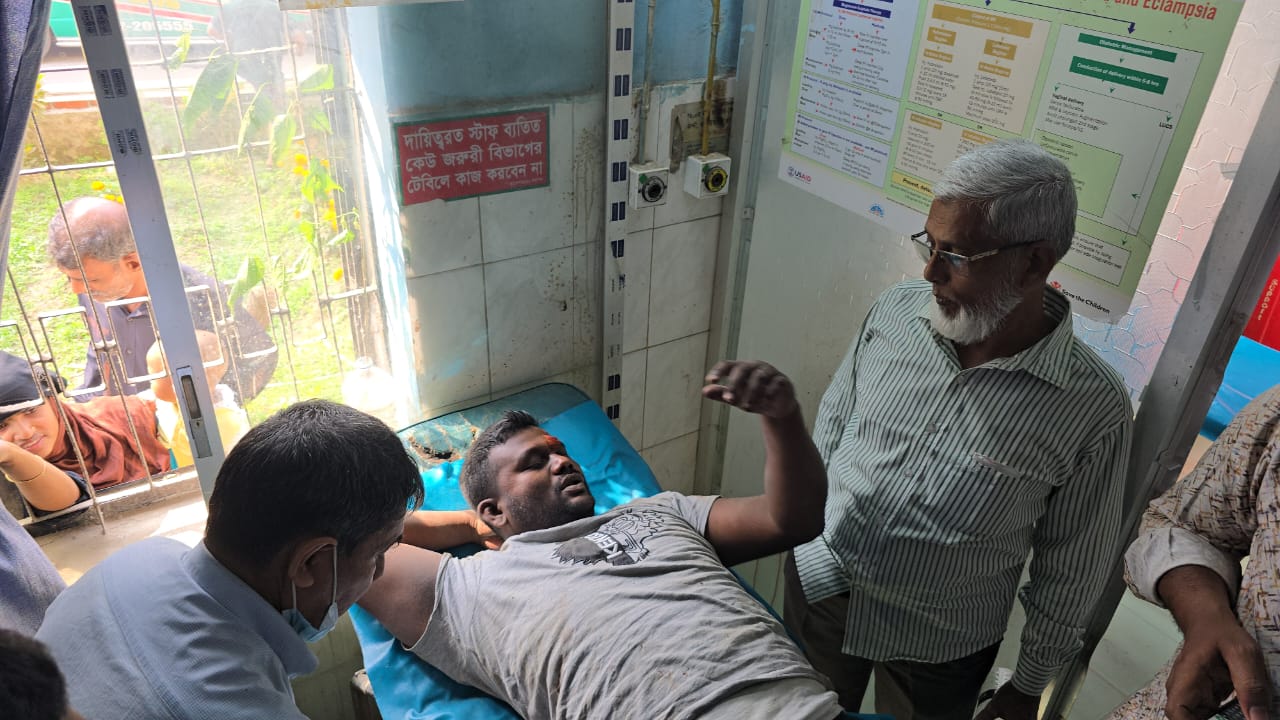 শরীয়তপুর ডাকাতির ঘটনায় আরও এক ডাকাতকে গণপিটুনি দিয়ে পুলিশে সোপর্দ
