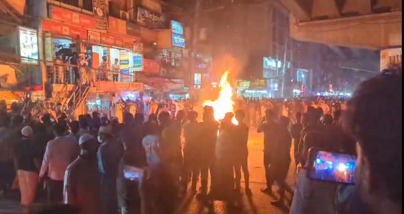 আবাসিক হোটেলে অভিযানে ৯ জন আটক : আসবাবপত্র পুড়িয়ে দিয়েছে বিক্ষুব্ধ জনতা
