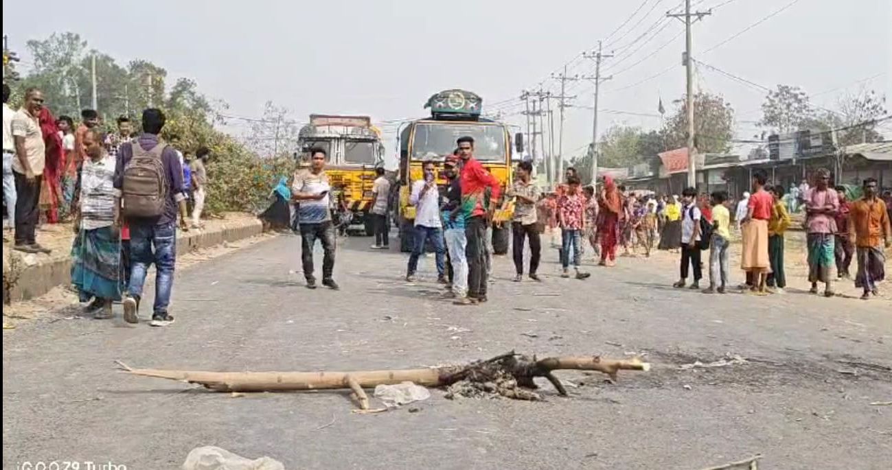 সড়ক দুর্ঘটনায় শ্রমিক নিহতের প্রতিবাদে গাজীপুরে সড়ক অবরোধ