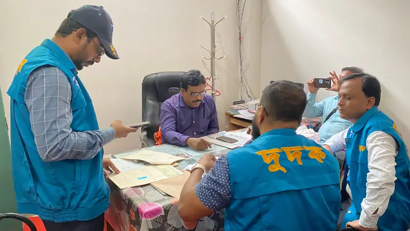 ঘুষে ছেয়ে গেছে শরীয়তপুর সাব-রেজিস্ট্রার অফিস! দুদকের অভিযানে বেরিয়ে এলো চাঞ্চল্যকর তথ্য