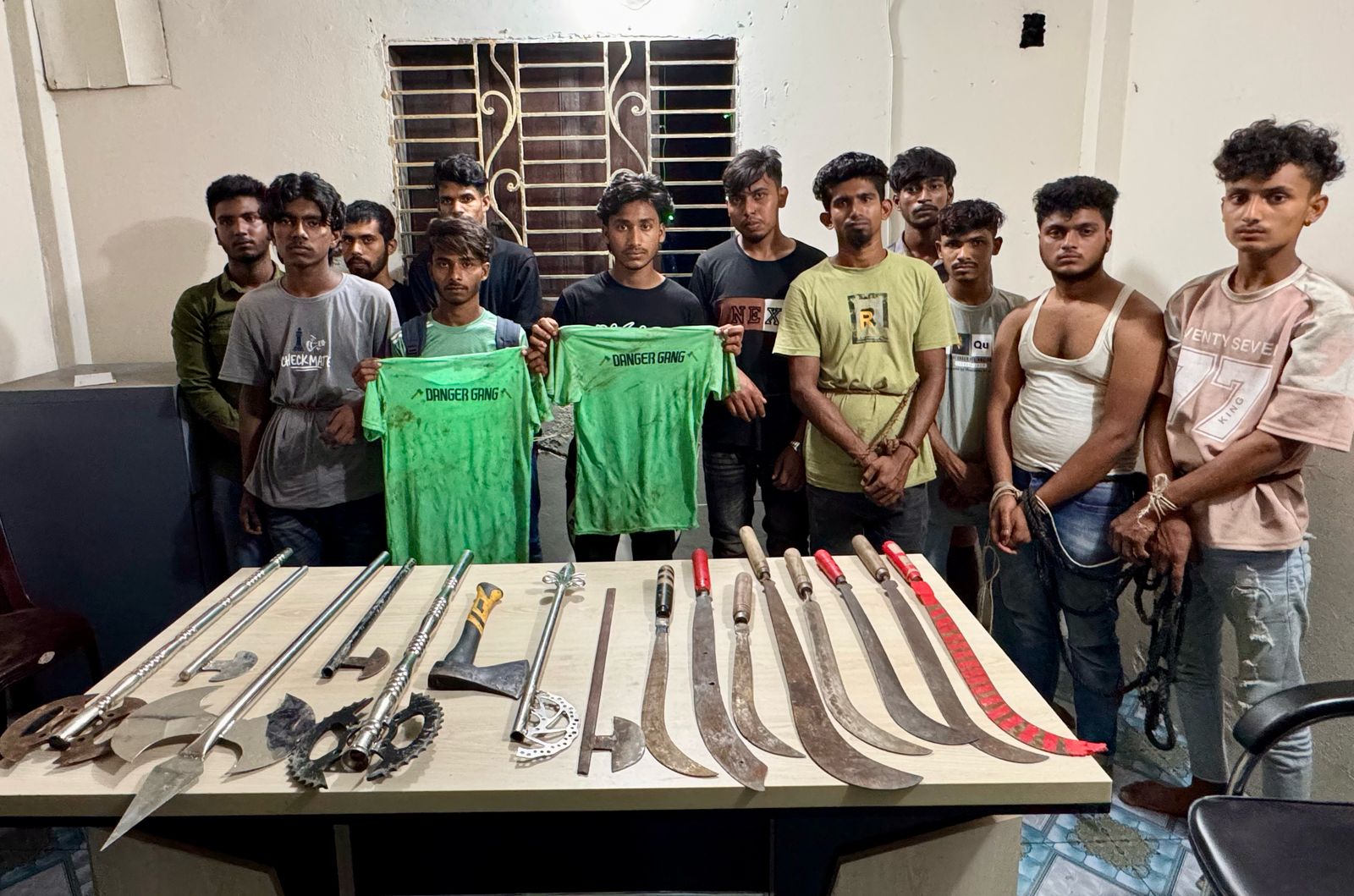 ধলেশ্বরী নদীতে বালীবাহী কার্গোতে চাঁদাবাজি : অভিযানে ১৫ কিশোর গ্যাং সদস্য গ্রেফতার