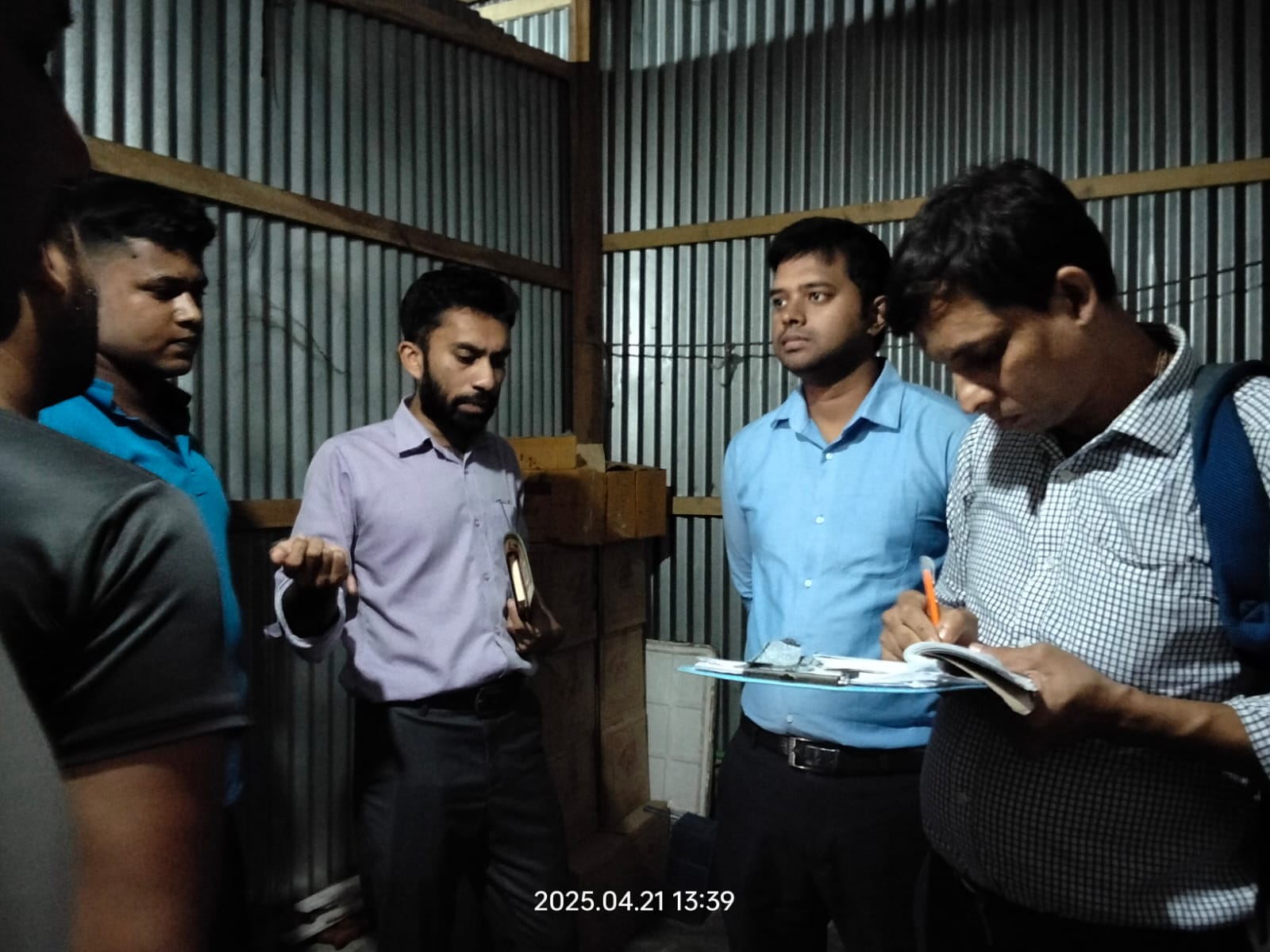 শরীয়তপুর বেকারীতে নিরাপদ খাদ্য কর্তৃপক্ষের অভিযান || ৬৫ হাজার টাকা জরিমানা