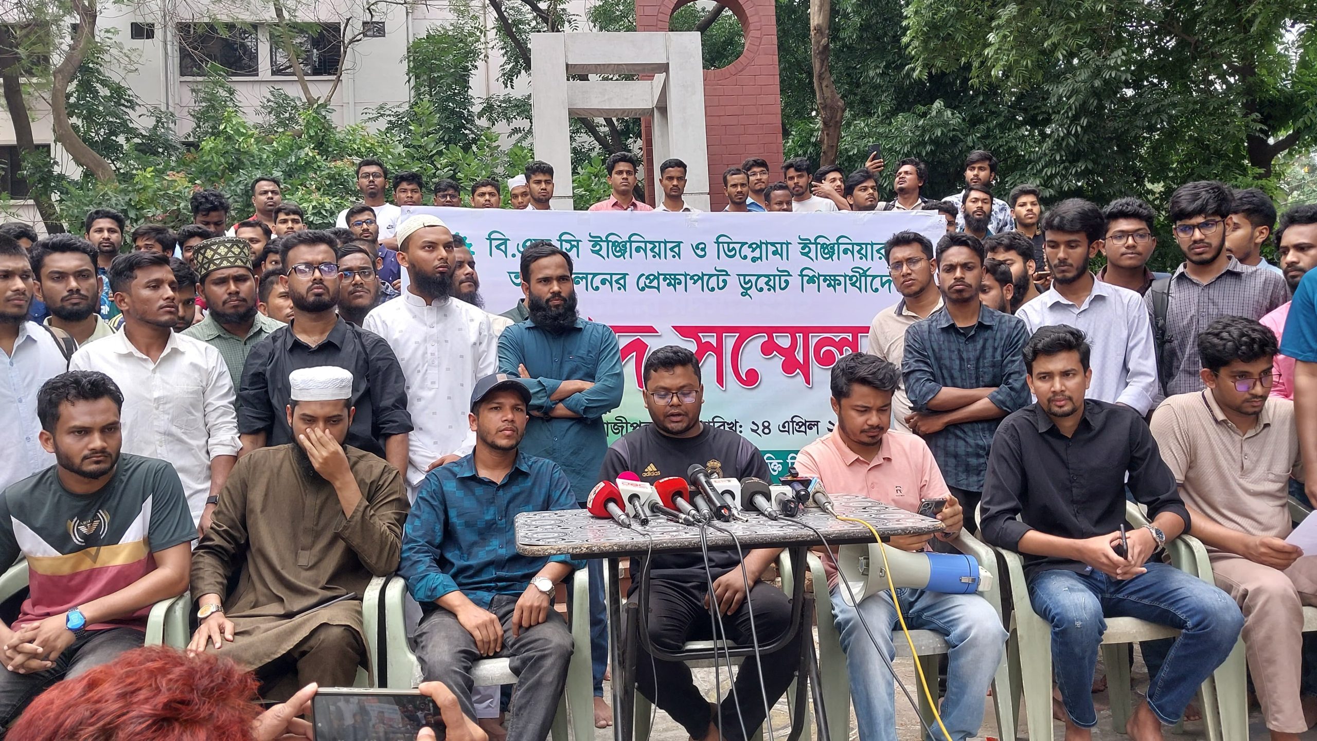 এবার আন্দোলনে নেমেছেন ডুয়েট শিক্ষার্থীরা