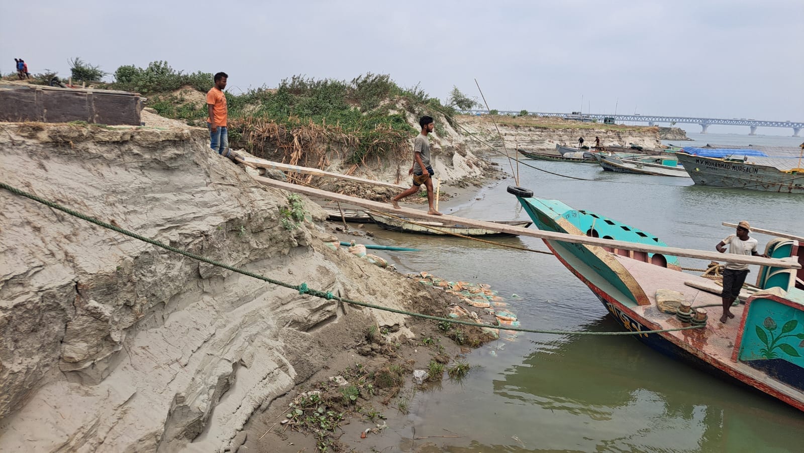 শরীয়তপুর পদ্মা সেতুর প্রকল্প এলাকায় ভাঙন: ঝুঁকিতে রক্ষামূল বাঁধ, বর্ষার আগে ব্যবস্থা না নিলে বড় ক্ষতির আশঙ্কা