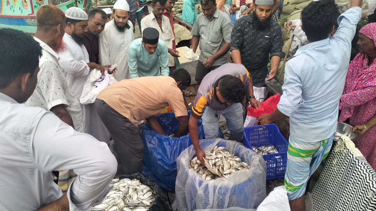 শরীয়তপুরে বিপুল পরিমাণ কারেন্ট জাল সহ জাটকা ও ট্রলার জব্দ