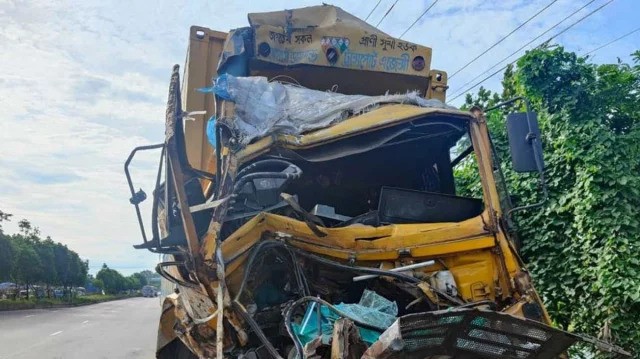 দিনাজপুরে ট্রাক-মাইক্রোবাস মুখোমুখি সংঘর্ষে তিনজন নিহত, দুইজন আহত